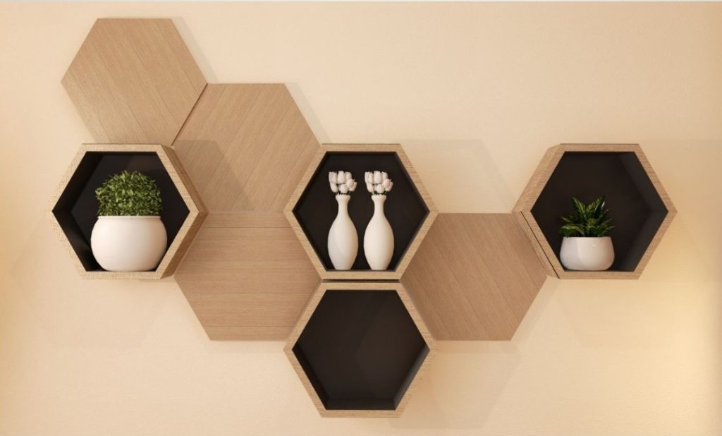 Estantería exagonal flotante con objetos de decoracion