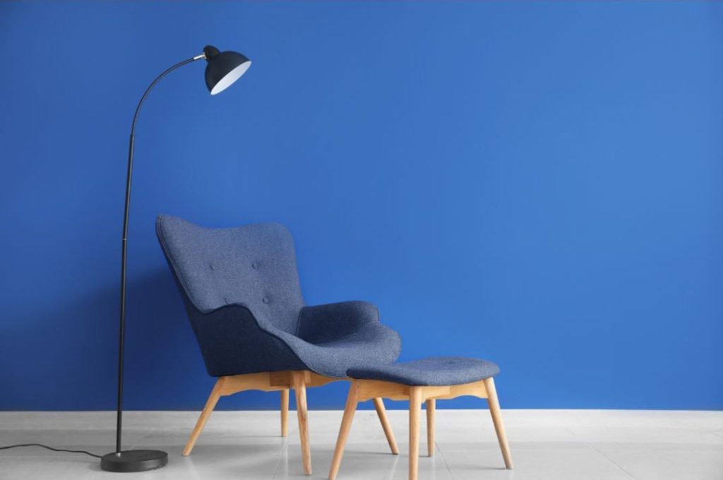 Sillon en sala con lámpara de pie